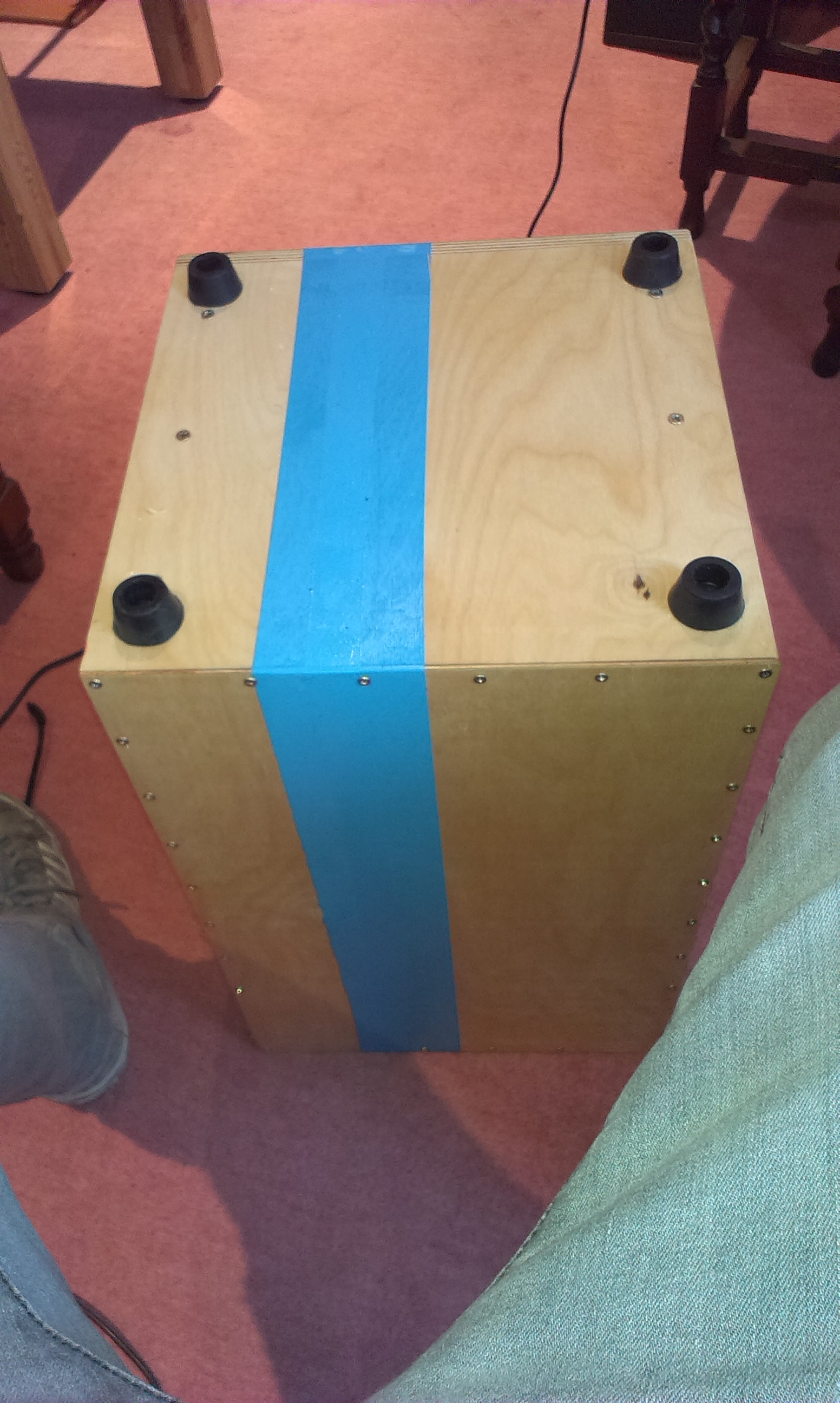 Cajón with feet